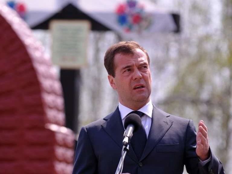 Медведев приедет в Севастополь, чтобы проконтролировать выдачу крымчанам российских паспортов