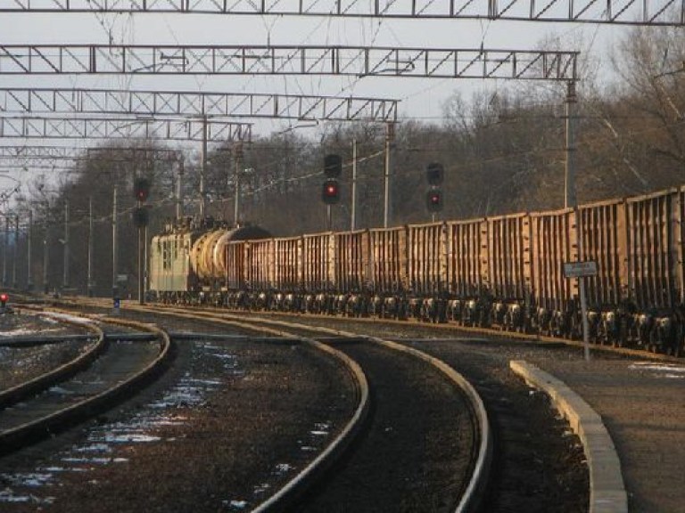 Повреждение участка пути Донецкой железной дороги может привести к остановке ряда метпредприятий Донбасса