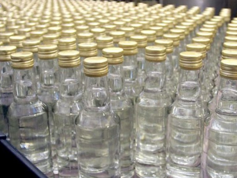 СМИ: Налоговая взяла под контроль теневой рынок алкоголя в Украине