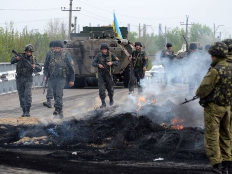 В Донецке в районе УСБУ идет перестрелка, боевики разъезжают на БТРах и КамАЗах под флагами России
