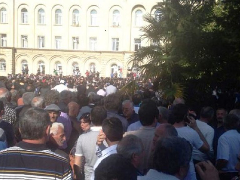 Абхазская оппозиция заявляет о взятии республики под свой контроль