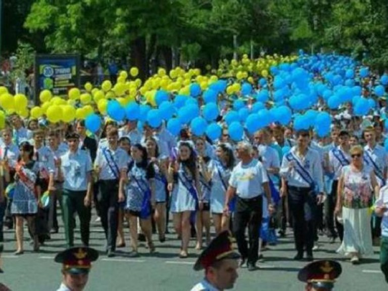 В Днепропетровске прошел грандиозный парад выпускников (ВИДЕО)