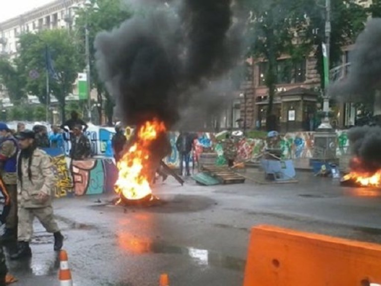 Активисты Майдана встретили коммунальщиков горящими шинами и не исключают штурма