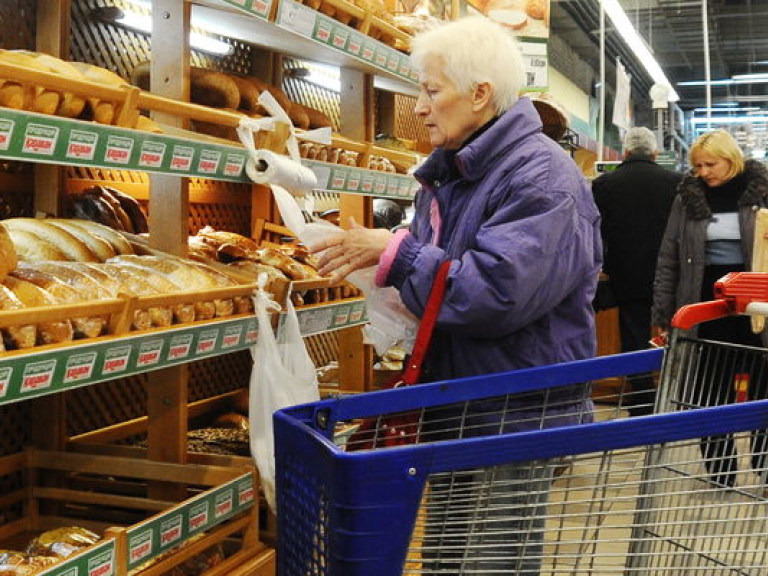 Прекращение обращения гривны в Крыму вызвало массовые очереди в магазинах
