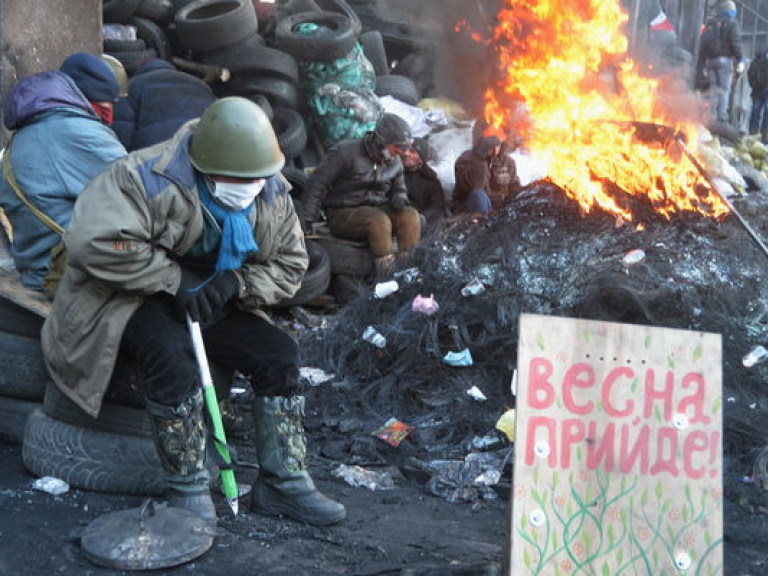 Майдановцы не позволяют коммунальщикам разбирать баррикады на Грушевского