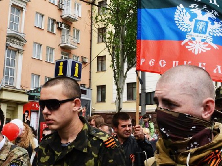 Сторонники ДНР собрались на митинг в Донецке и заявили об условиях проведения переговоров с Киевом