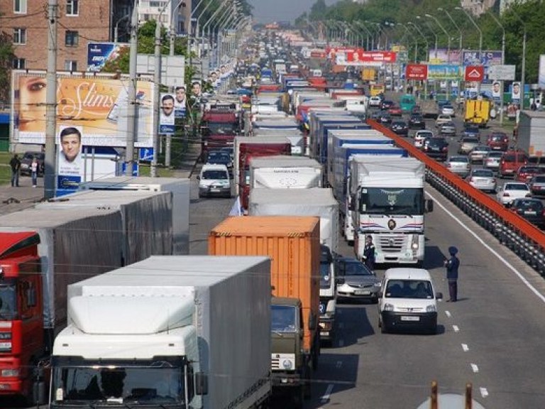 С 1 июня в Украине ограничат движение грузового автотранспорта