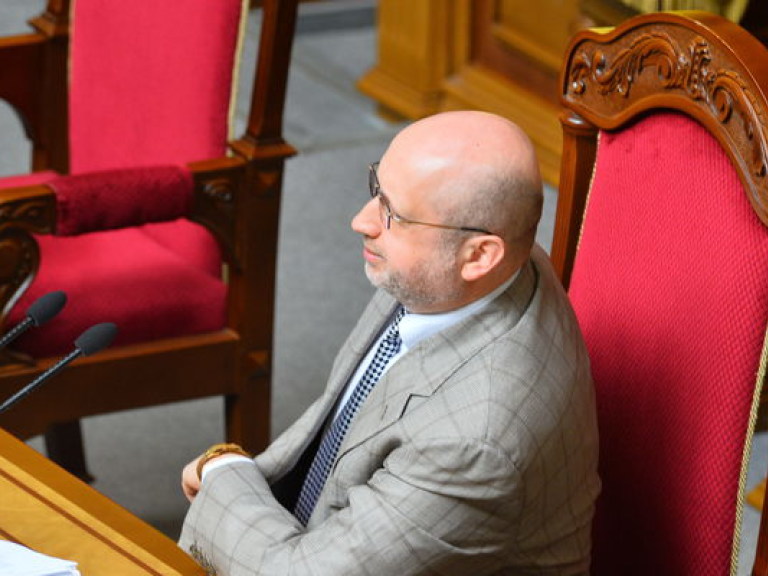 Турчинов поручил Парубию изучить вопрос введения военного положения на Донбассе