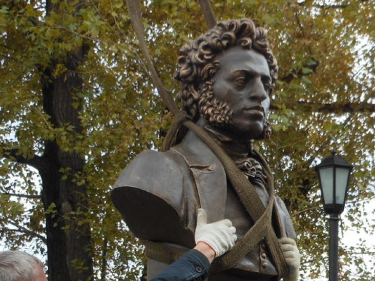 В Вашингтоне установили бюст Пушкина ко дню рождения поэта