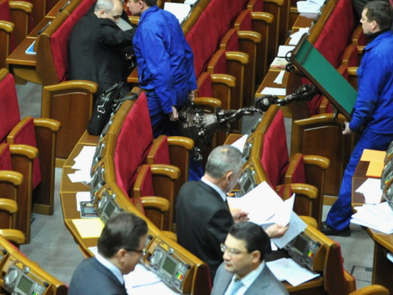 Парламент отклонил бюджетную политику правительства на 2015 год