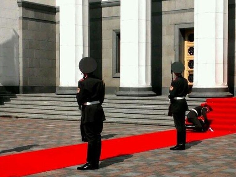 На инаугурации солдат из президентского полка упал на колени перед Порошенко