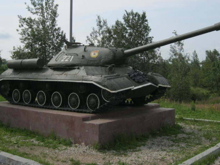 Ополченцы Донбасса отремонтировали советский танк (ВИДЕО)
