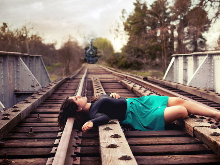 Пьяную девушку не разбудил пронесшийся над ней поезд