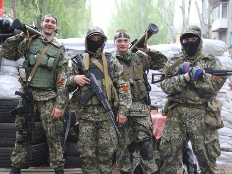 На Донбассе боевики укрепляют город Снежное и завозят российских наемников