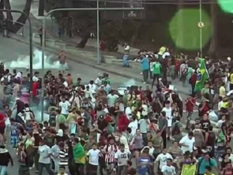 В Сан-Паулу из-за футбола произошли масштабные беспорядки (ВИДЕО)