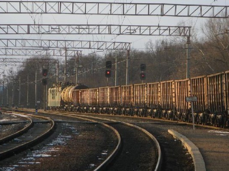 В январе-апреле железнодорожные грузоперевозки незначительно выросли &#8212; Госстат