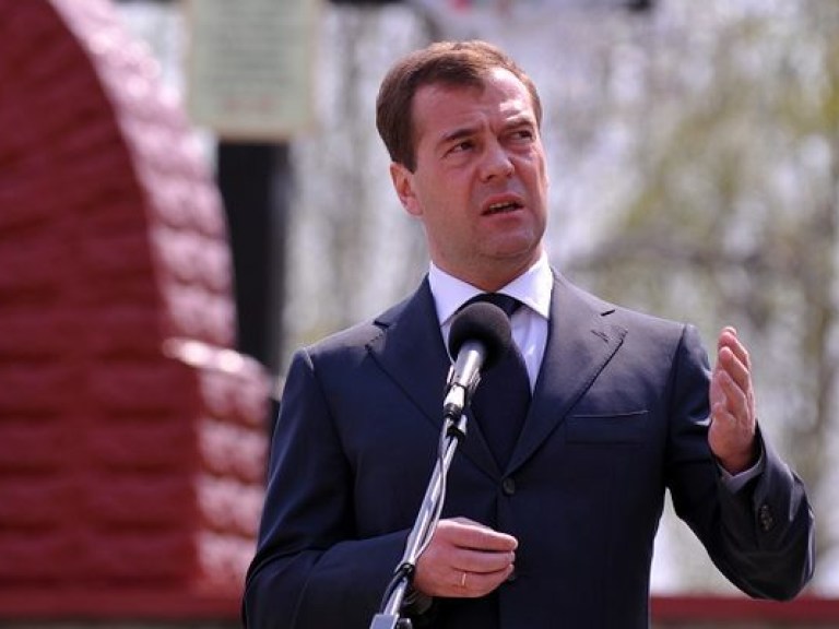 Медведев возмущен дороговизной авиабилетов в Крым