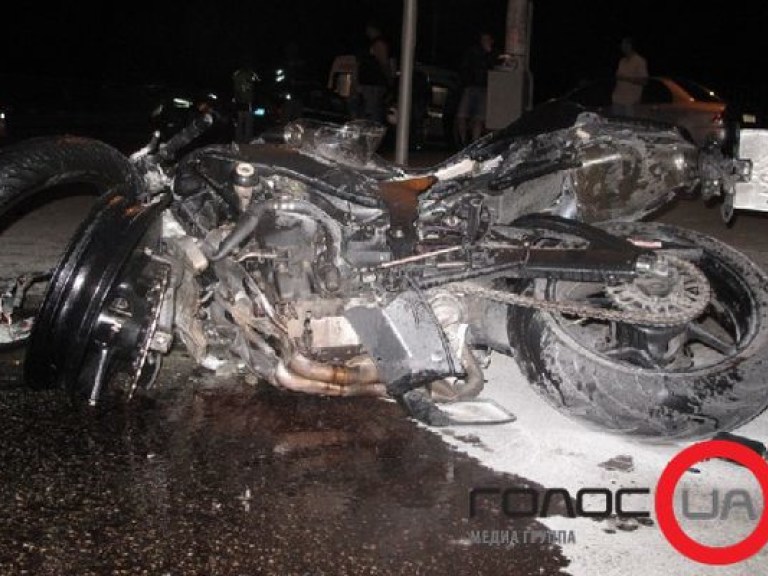 В Киеве на Подоле Kawasaki столкнулся с легковушкой, мотоциклист погиб