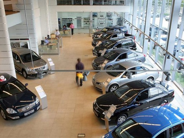 В Украине продажей автомобилей занимаются более 1 300 автосалонов