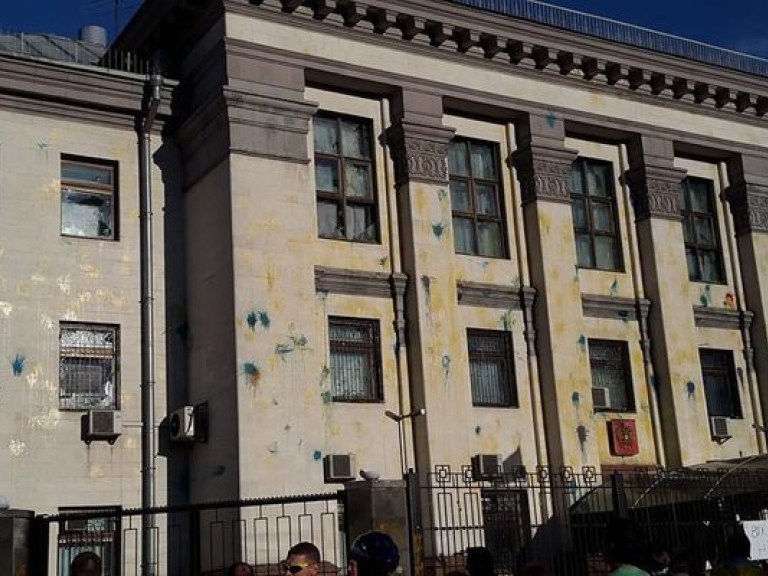 В Киеве митингующие забросали посольство России камнями и подняли флаг Украины