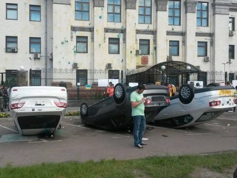 В Киеве возле российского посольства митингующие перевернули машины с дипномерами и приспустили флаг (ФОТО)
