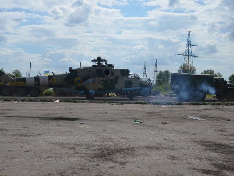 В донецкой области военные эвакуировали подбитый вертолета Ми-24