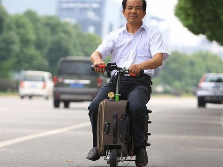Китаец создал чемодан-скутер