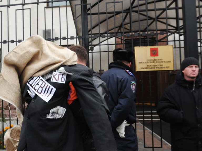 МВД расследует пикетирование посольства РФ в Киеве, 3 участника акции задержаны