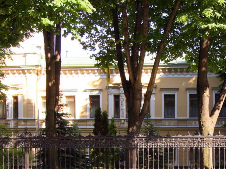 Симметричный ответ? В Москве посольство Украины забросали дымовыми шашками