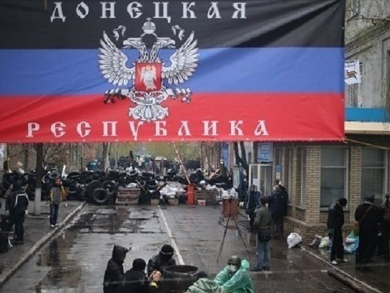 Представители ДНР покидают здание регионального управления НБУ в Донецкой области