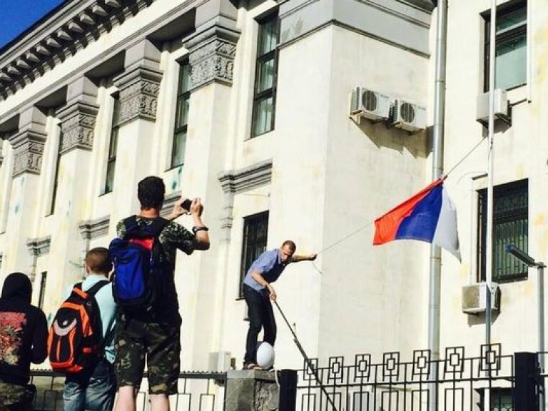 Эксперт о ситуации под посольством России: Вакуум в действиях власти заполнился народным гневом