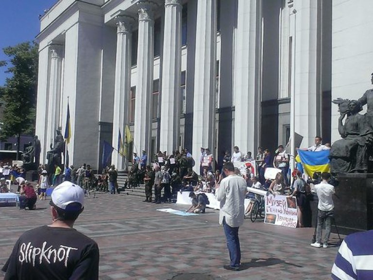 Протестующие заблокировали движение на улице Грушевского