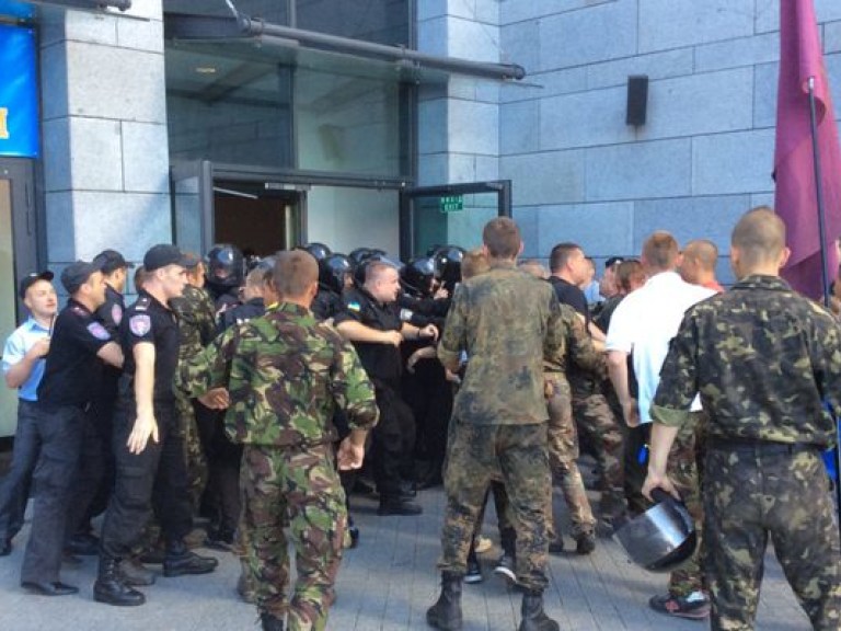 Между самообороной Майдана и милицией у здания Съезда судей произошла потасовка (ФОТО)