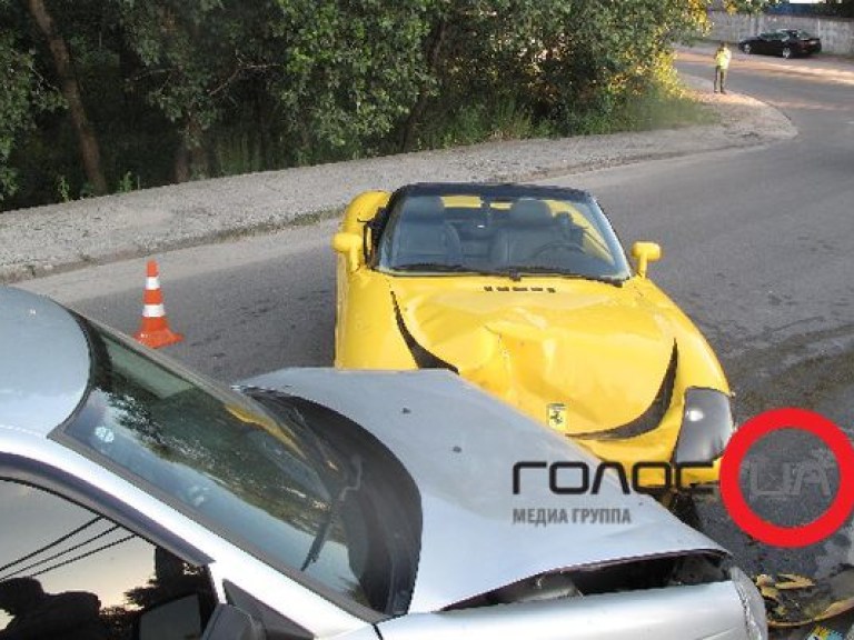 В Киеве возле Московского моста столкнулись Ferrari и Жигули, есть пострадавшие