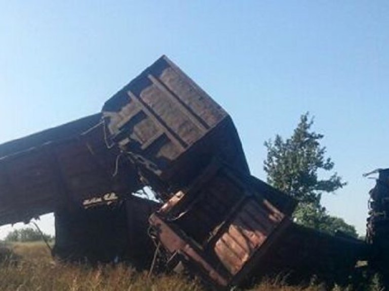 В Донецкой области взорвали железнодорожные пути: с рельсов сошли 14 вагонов грузового поезда