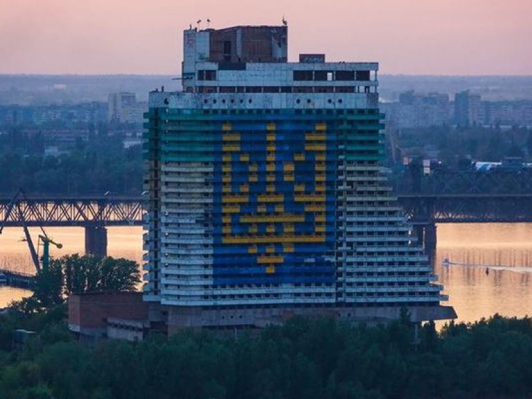 В Днепропетровске “зажгли” самый большой герб Украины