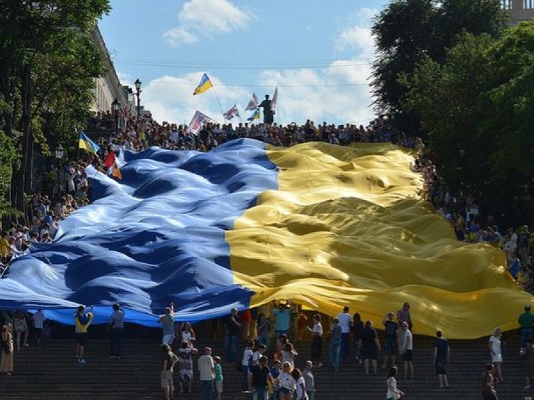 На Потемкинской лестнице развернули самый большой флаг Украины