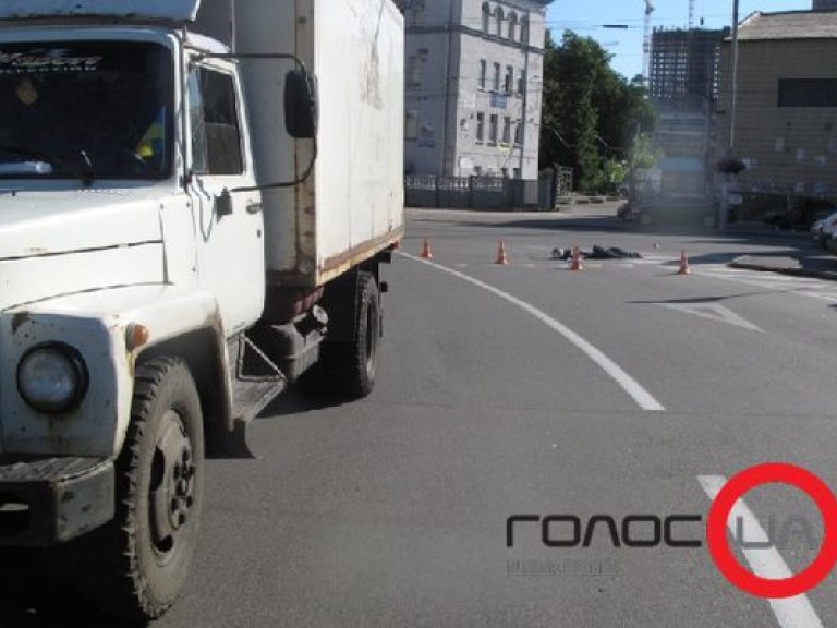 В Киеве произошло ужасное ДТП: мотоцикл столкнулся с грузовиком (ФОТО)