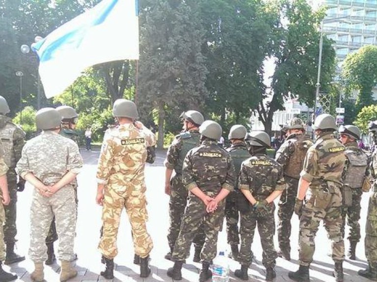 Командир батальона «Донбасс» объяснил, почему его бойцы окружили ВР