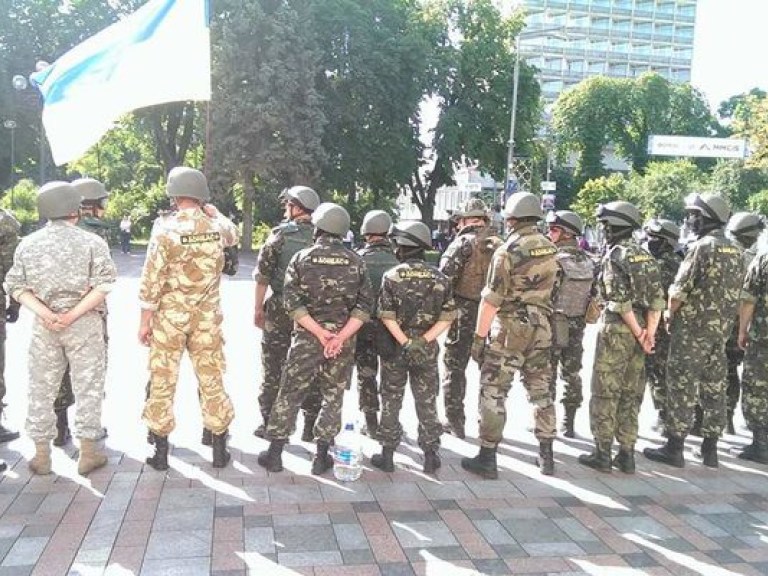 Парламент окружили бойцы батальона &#171;Донбасс&#187;