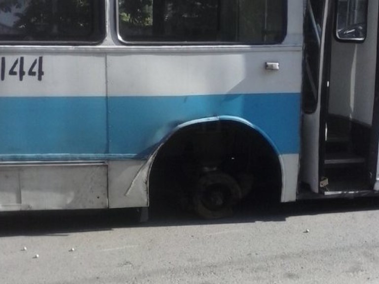 Во Львове у троллейбуса на ходу отвалилось колесо (ФОТО)