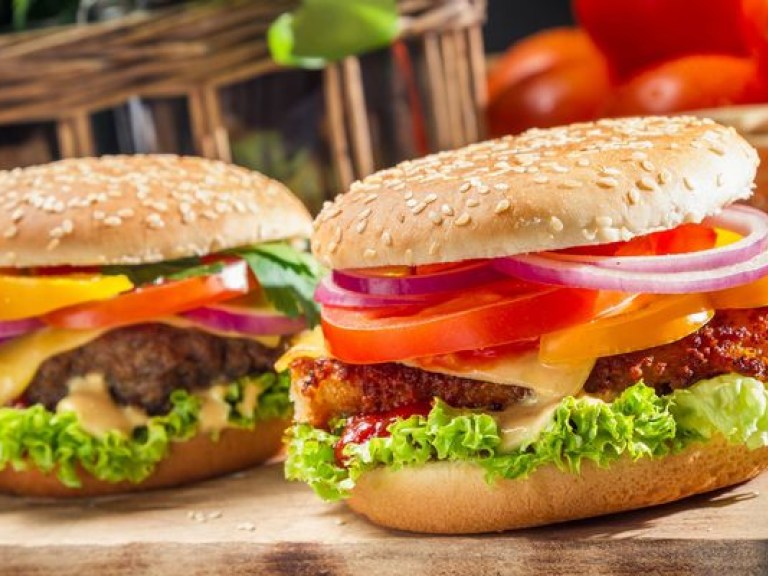Победителем конкурса по поеданию гамбургеров стала многодетная мать (ВИДЕО)