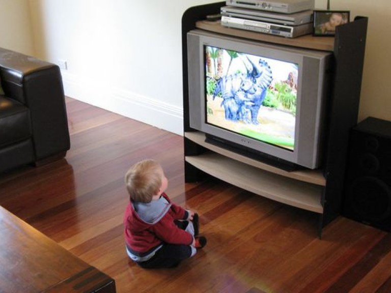 Шум от телевизора тормозит развитие речи у детей