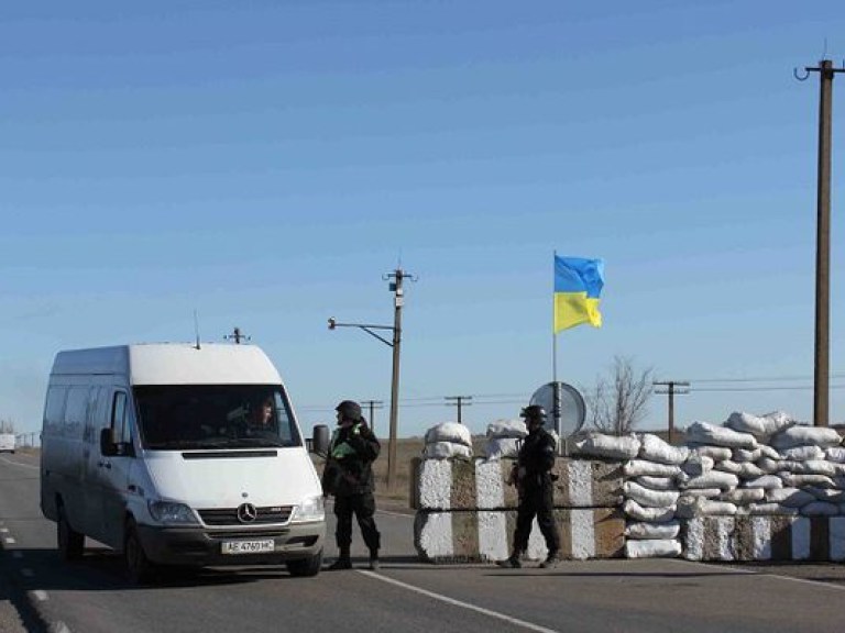 На въезде в Крым образовалась хроническая пробка, предприимчивые жители зарабатывают на этом