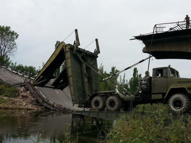 Возле Славянска военные инженеры соорудили понтон, заменивший мост (ФОТО)