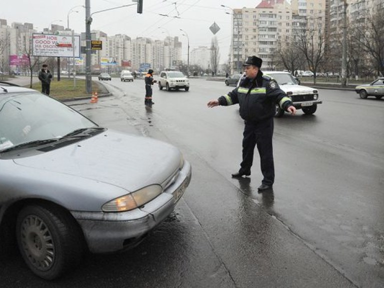 В ГАИ призвали водителей быть осторожными на дорогах во время сильных дождей и шквалов ветра