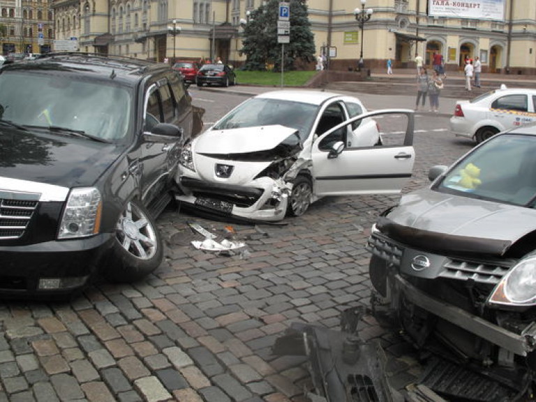 Напротив киевской Оперы произошла авария с участием Cadillac, Nissan и Peugeot (ФОТО)