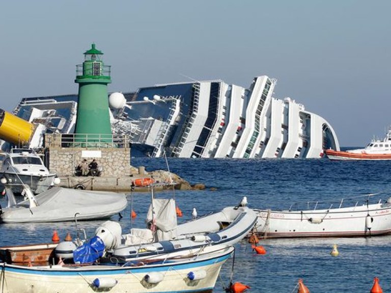 Итальянские спасатели начали транспортировку лайнера Costa Concordia в Геную