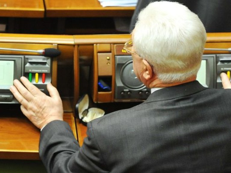 Голосование за закон о роспуске парламентских фракций в Раде сфальсифицировано: работали «кнопкодавы» (ВИДЕО)