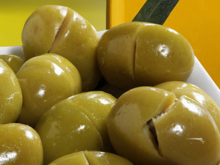 Диетолог рассказала о ежедневной норме оливкового масла и маслин